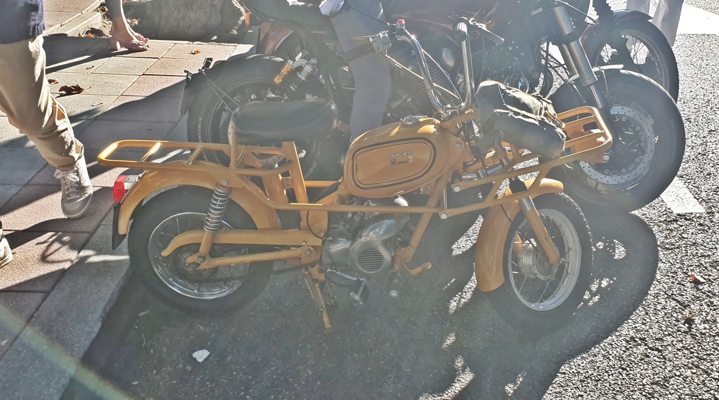Una Ducati 50 MIni 2 al contraluz de los Distinguished Gentleman’s Ride 2019