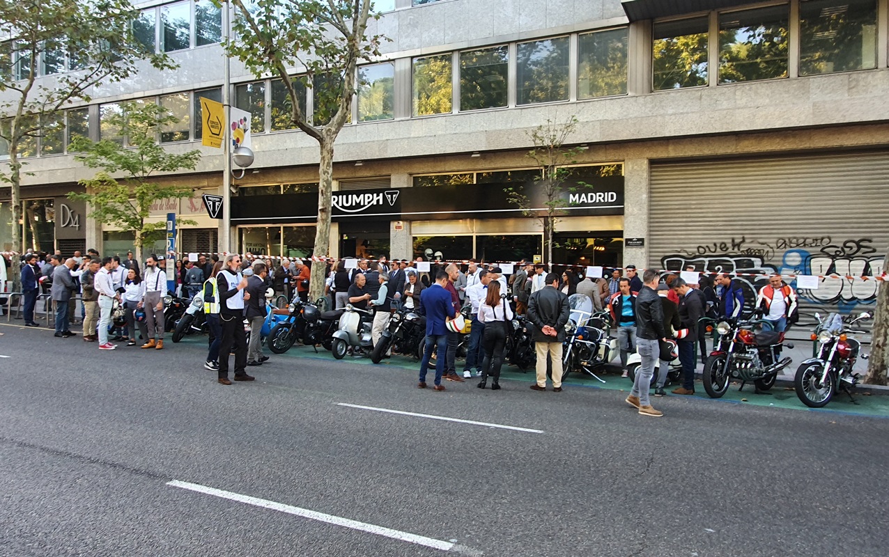 Así se veía ya la fachada de Triumph Madrid 2 horas antes de los Distinguished Gentleman’s Ride 2019