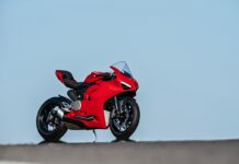ducati_panigale_v2_ambience_02_uc101489_mid