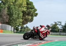 ducati_panigale_v2_ambience_03_uc101490_mid