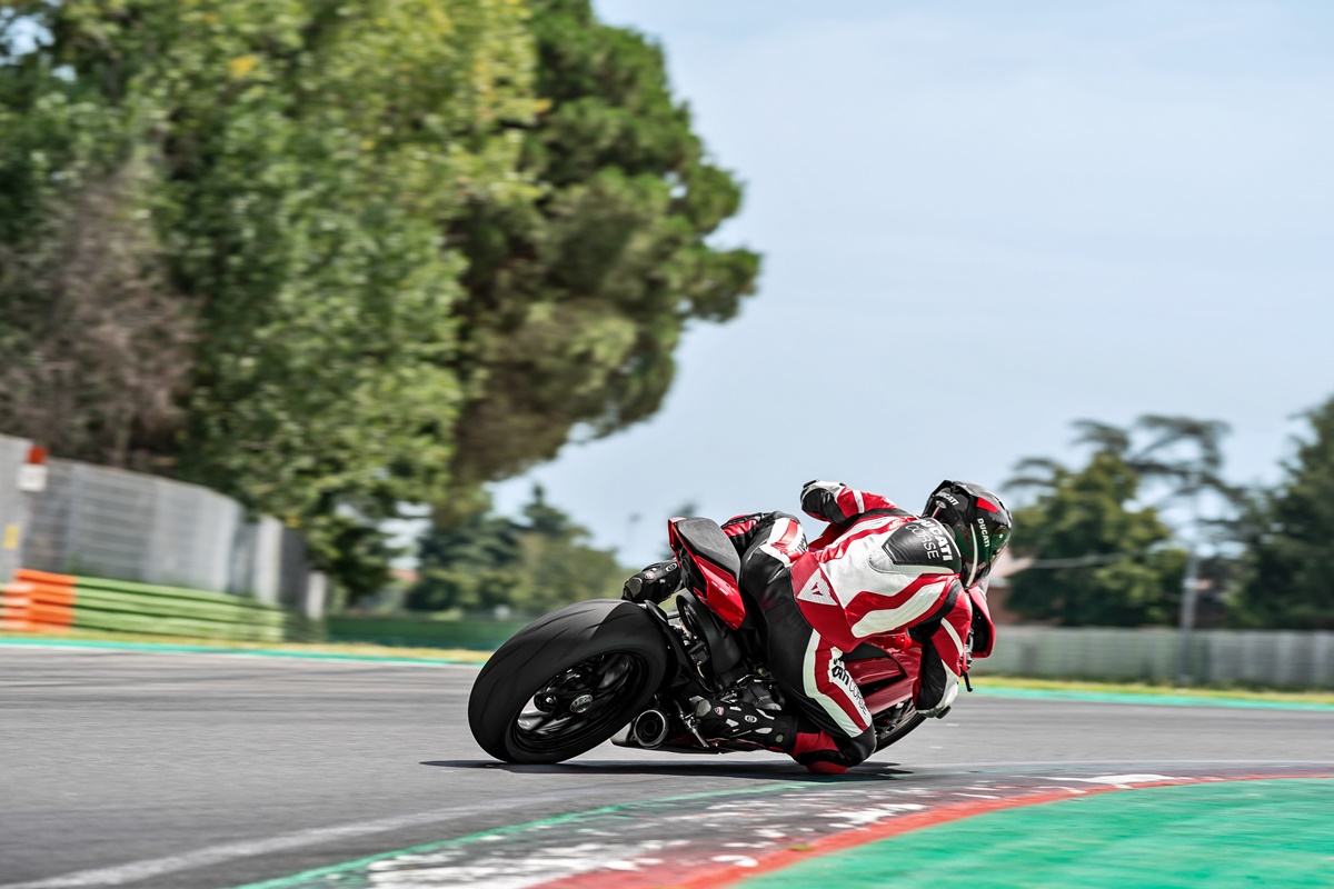 ducati_panigale_v2_ambience_03_uc101490_mid