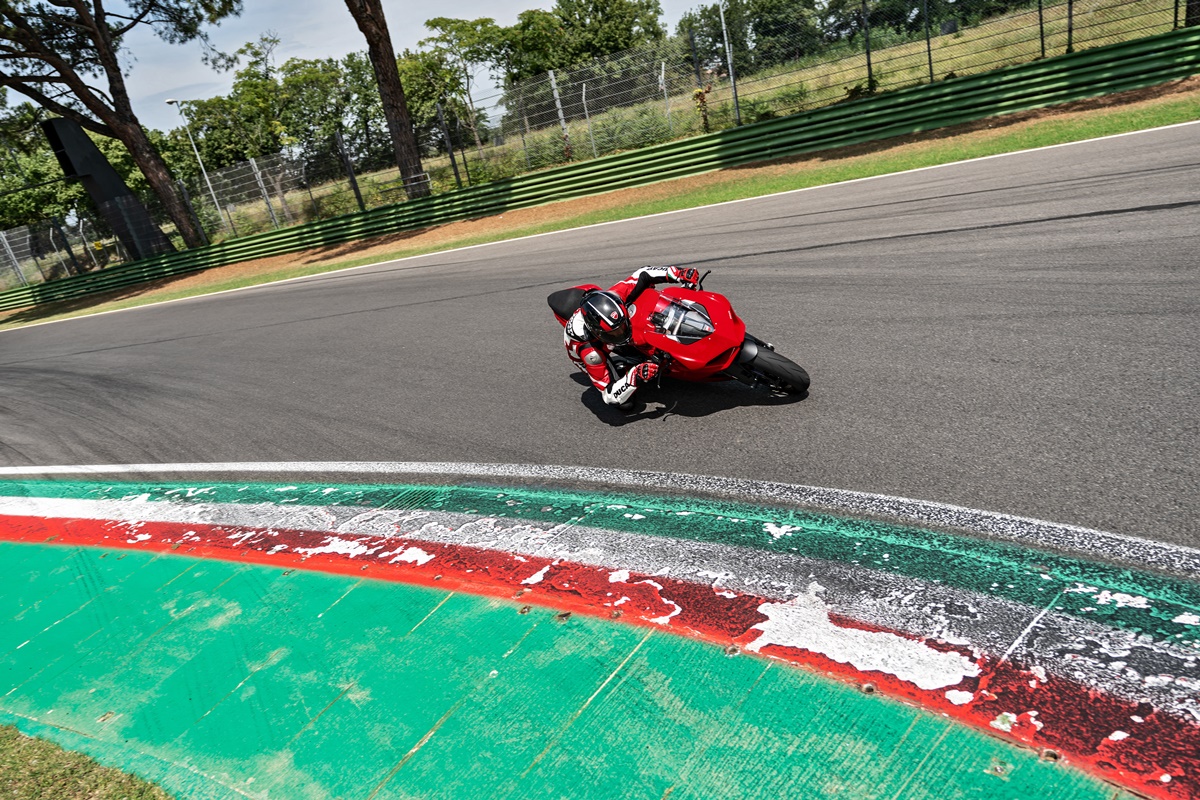 ducati_panigale_v2_ambience_04_uc101495_mid