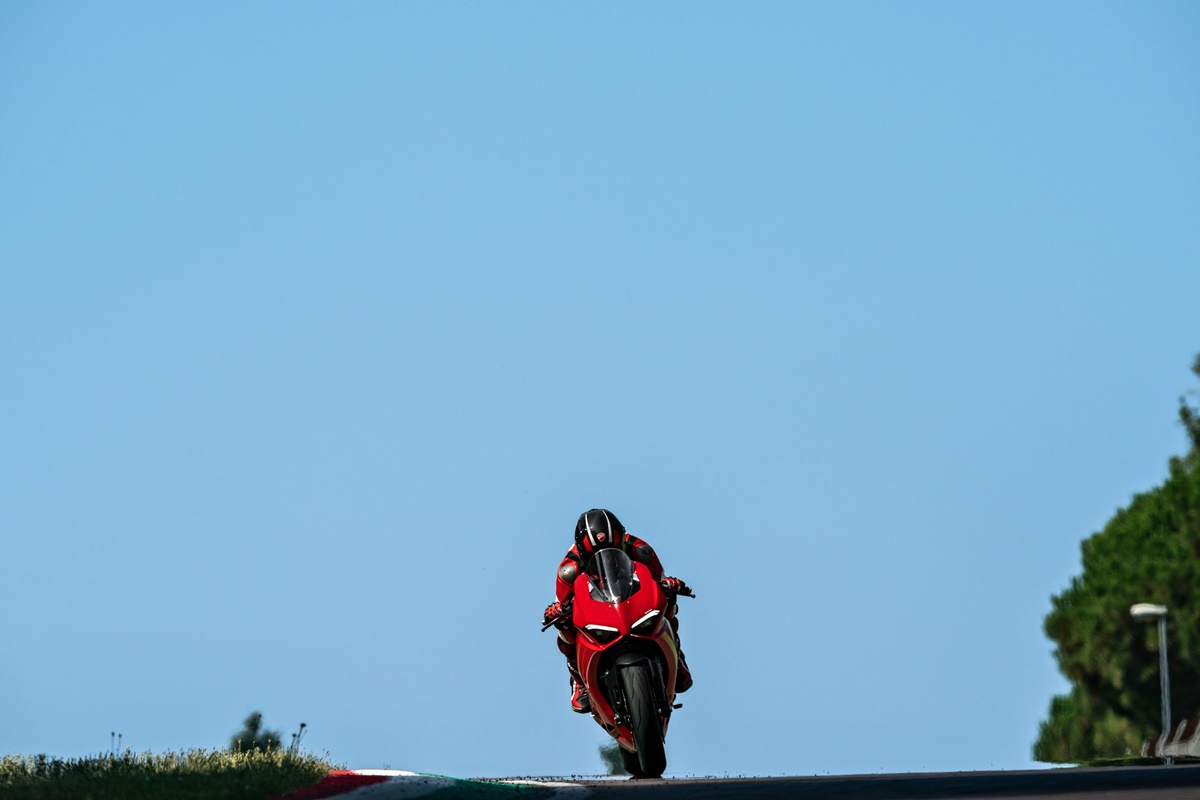 ducati_panigale_v2_ambience_05_uc101494_mid