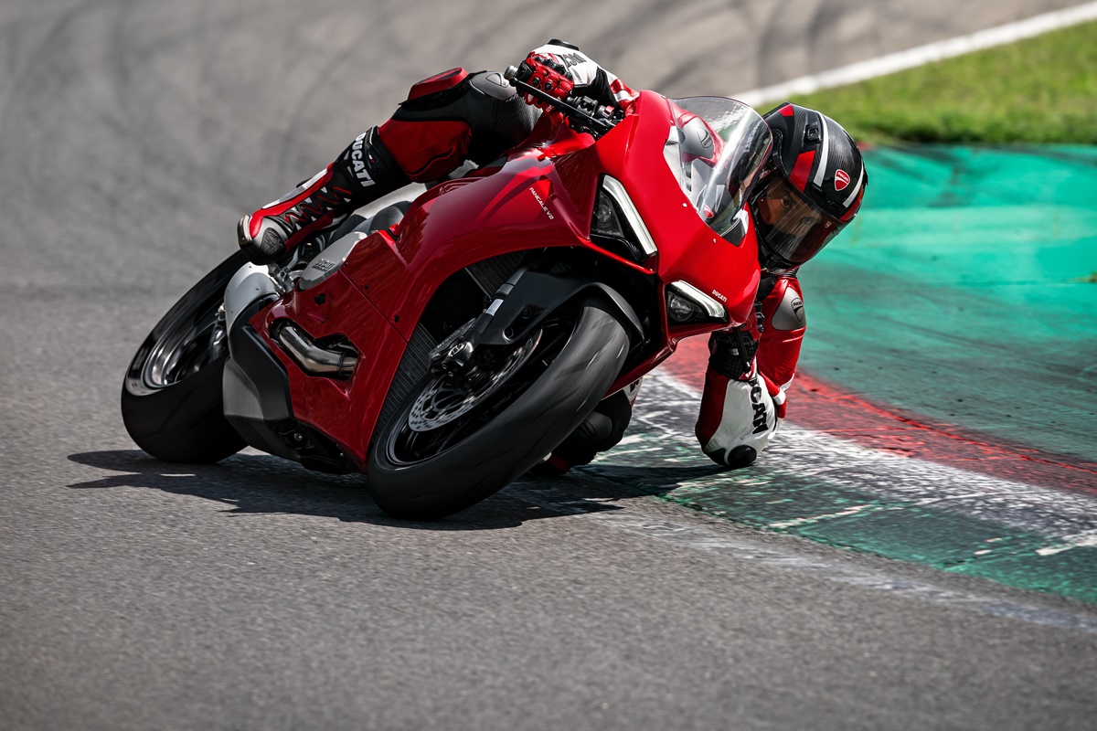 ducati_panigale_v2_ambience_08_uc101498_mid