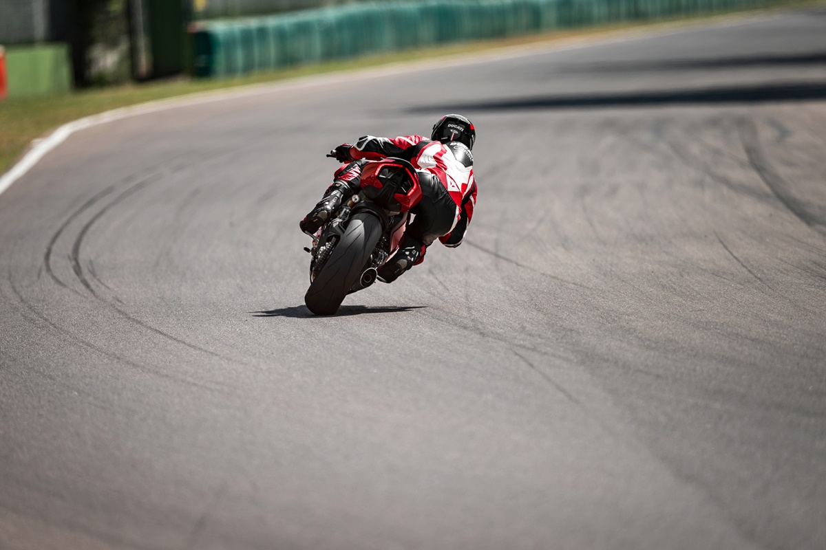 ducati_panigale_v2_ambience_10_uc101497_mid