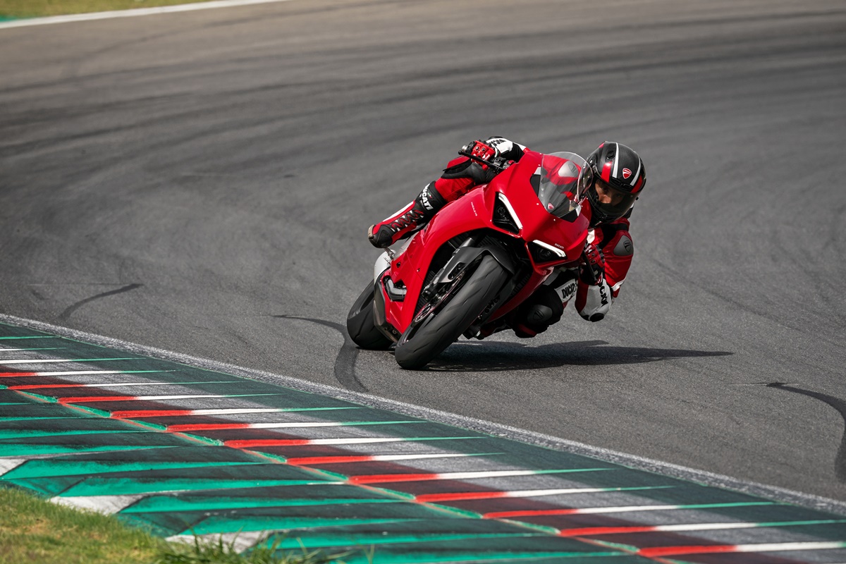 ducati_panigale_v2_ambience_11_uc101499_mid