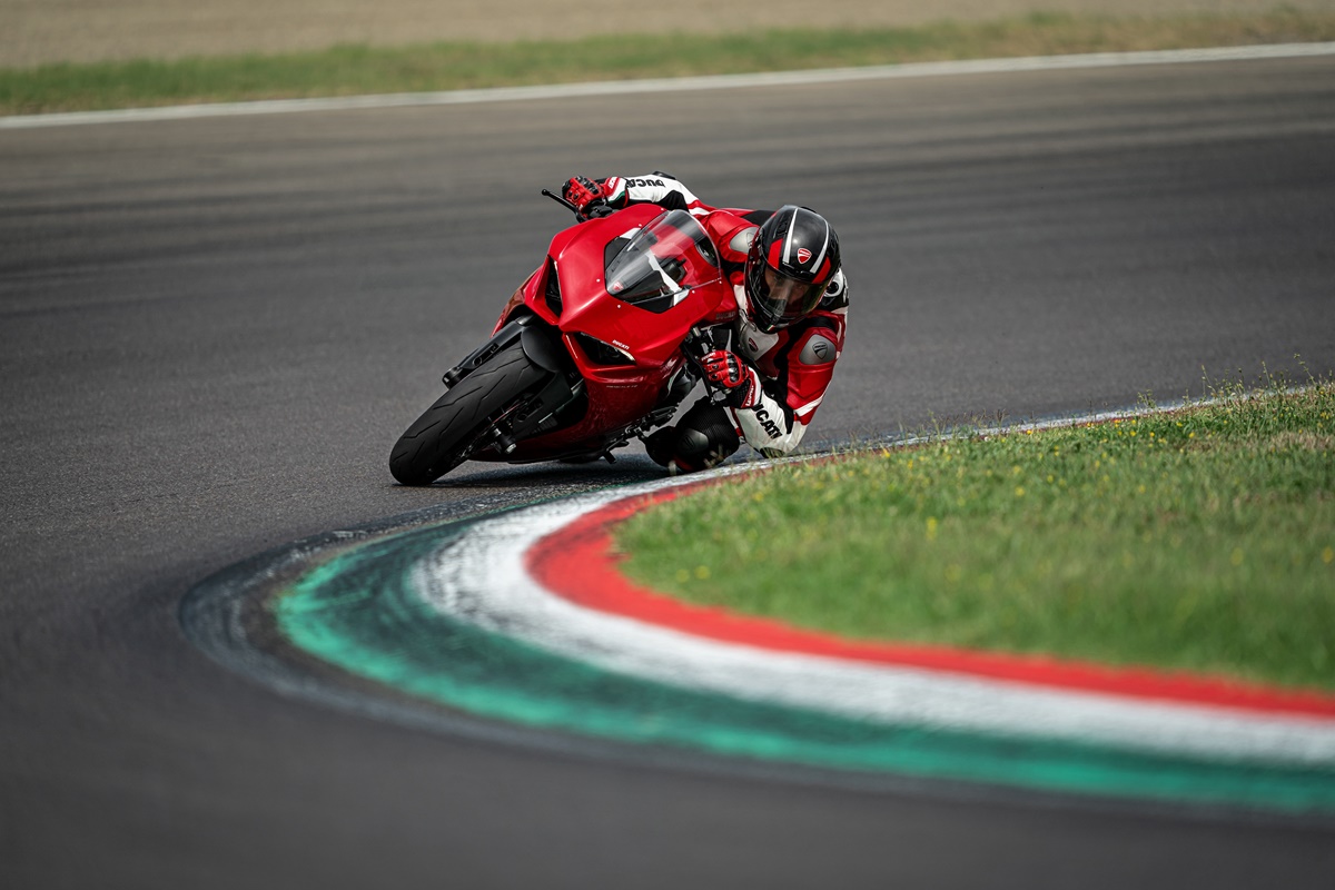 ducati_panigale_v2_ambience_12_uc101501_mid