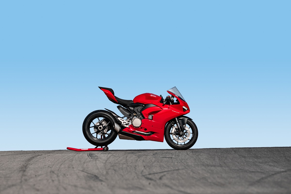 ducati_panigale_v2_ambience_14_uc101500_mid