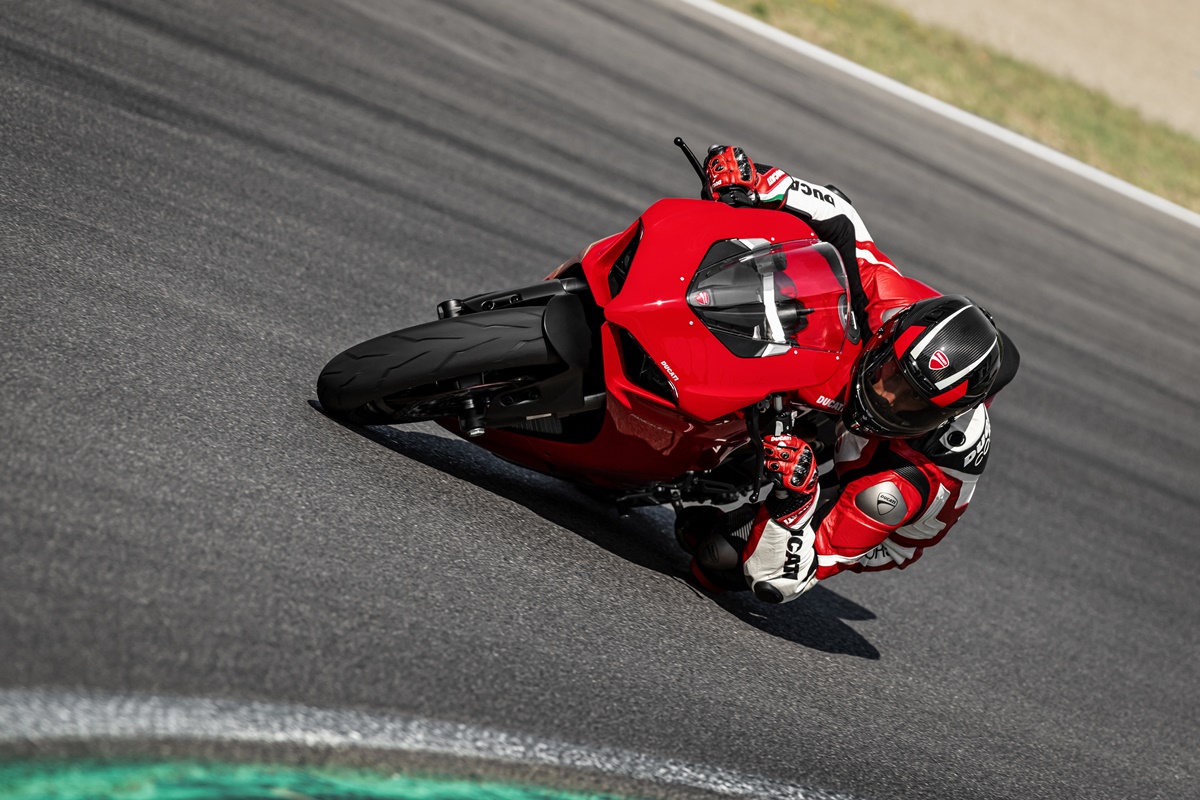 ducati_panigale_v2_ambience_15_uc101503_mid
