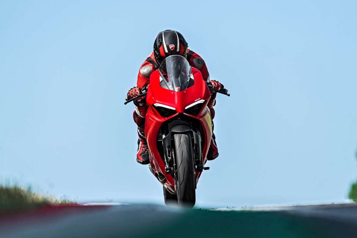 ducati_panigale_v2_ambience_16_uc101504_mid