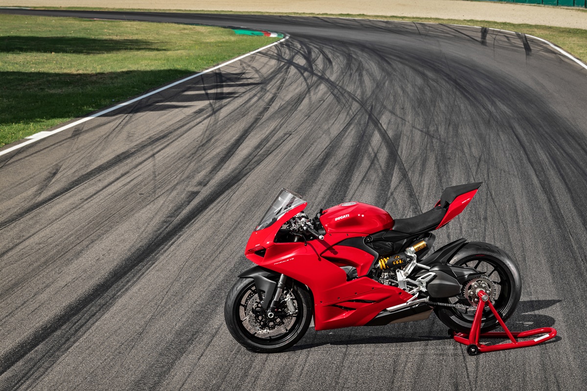 ducati_panigale_v2_ambience_18_uc101506_mid