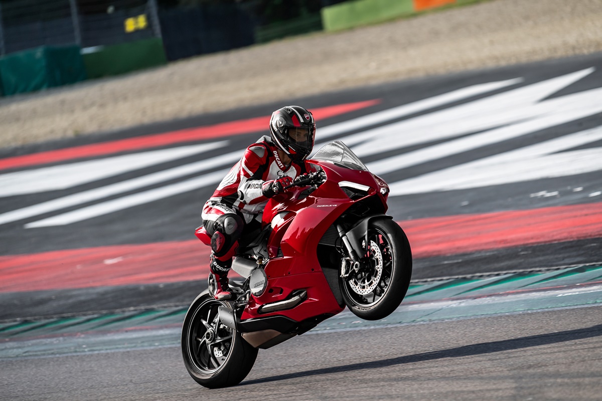ducati_panigale_v2_ambience_22_uc101512_mid