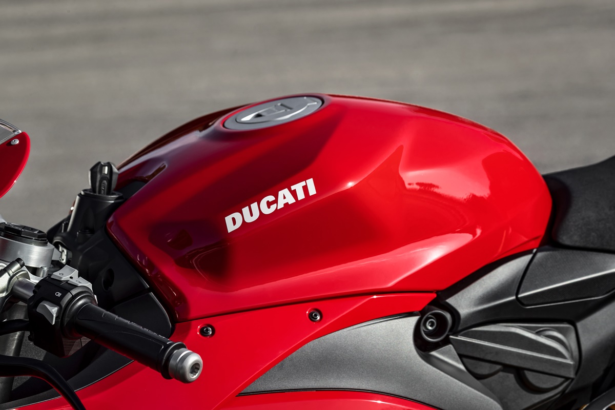 ducati_panigale_v2_ambience_26_uc101514_mid