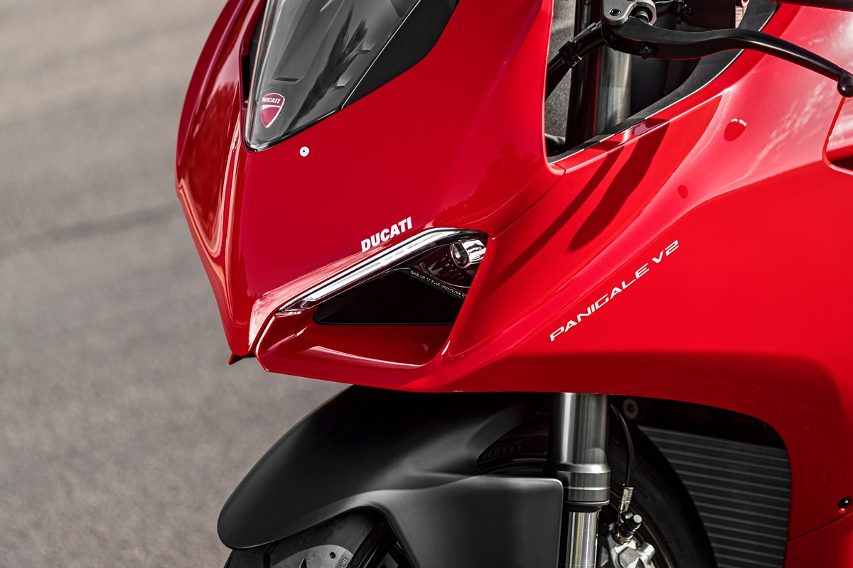 ducati_panigale_v2_ambience_27_uc101515_mid