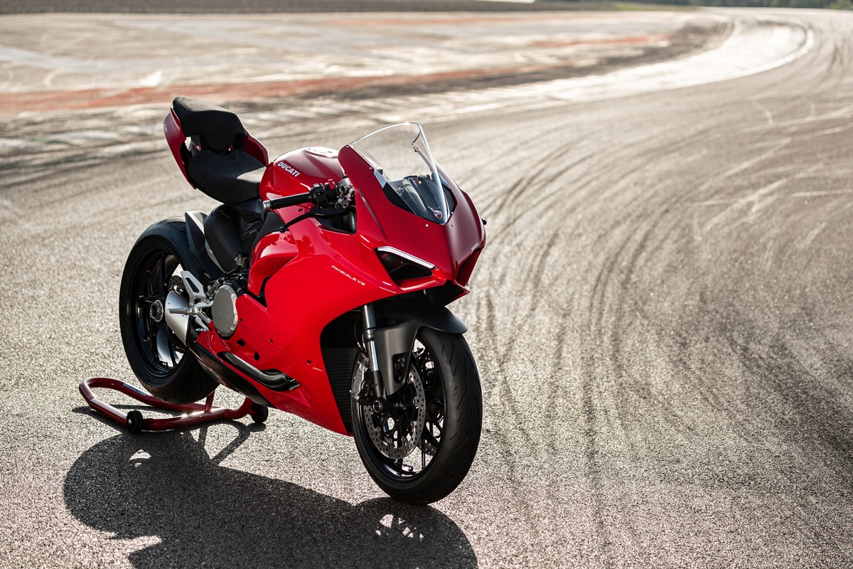 ducati_panigale_v2_ambience_28_uc101517_mid
