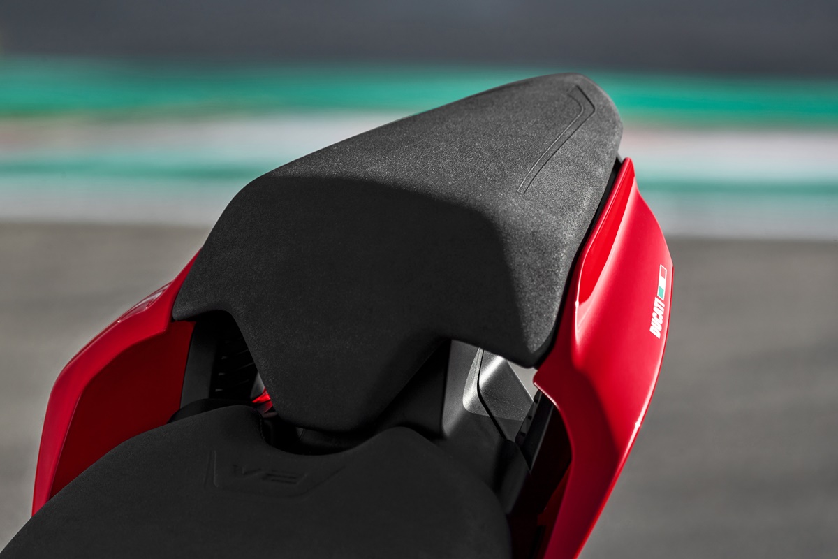 ducati_panigale_v2_ambience_29_uc101516_mid