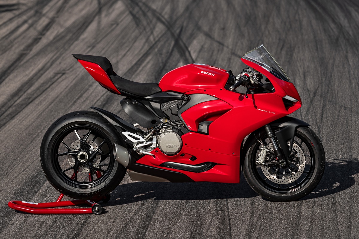 ducati_panigale_v2_ambience_30_uc101520_mid