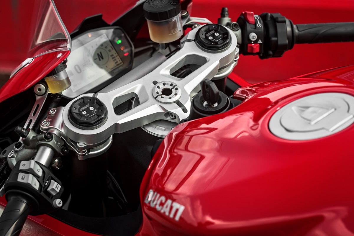 ducati_panigale_v2_ambience_45_uc101488_mid