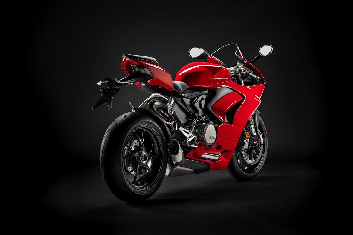 ducati_panigale_v2_studio_05_uc101463_mid