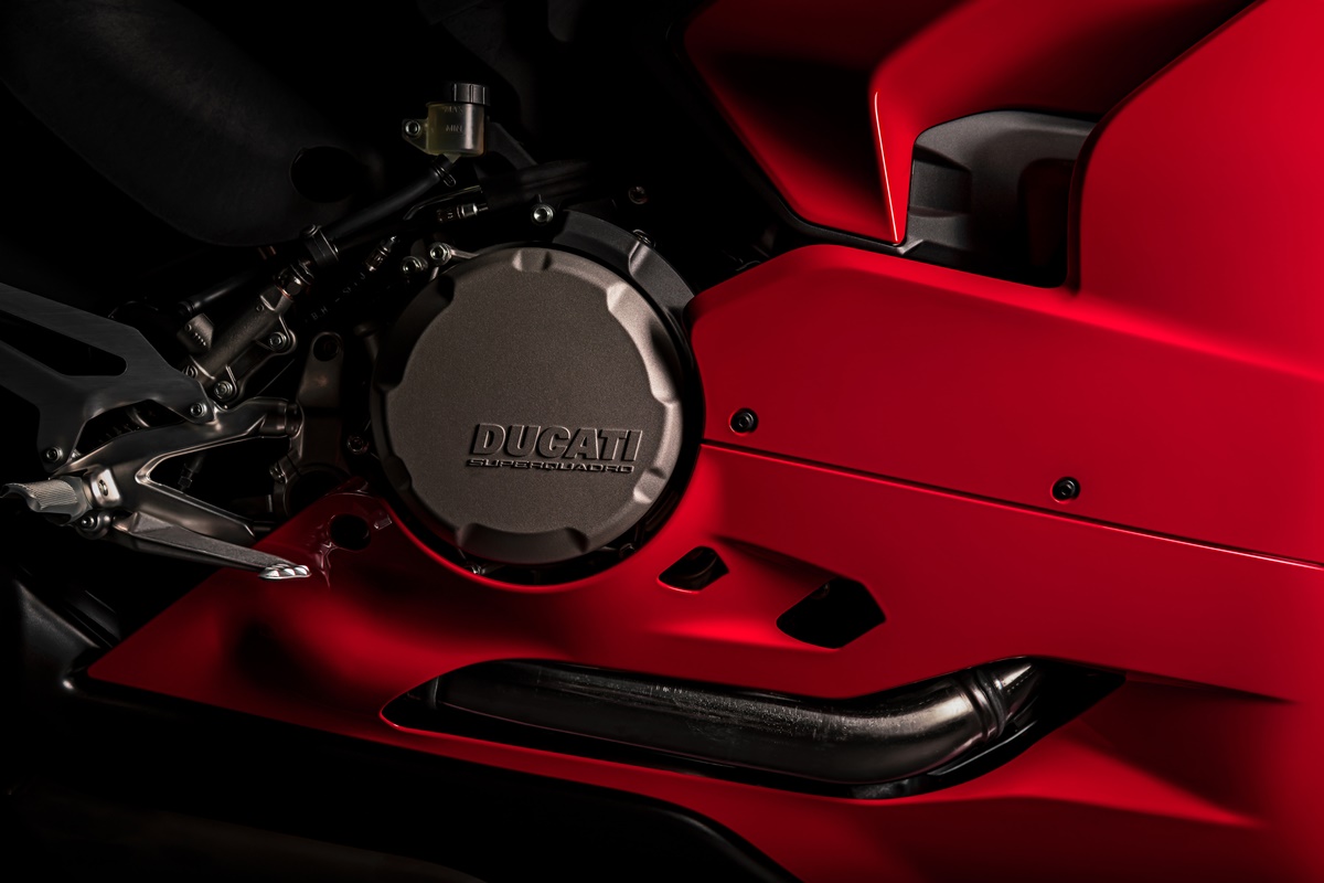 ducati_panigale_v2_studio_11_uc101468_mid