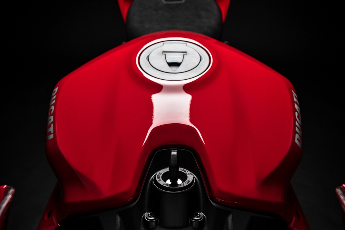 ducati_panigale_v2_studio_12_uc101470_mid