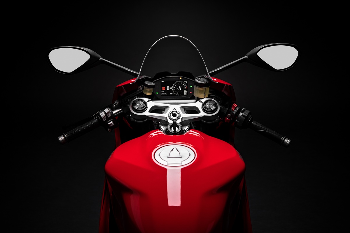 ducati_panigale_v2_studio_13_uc101469_mid