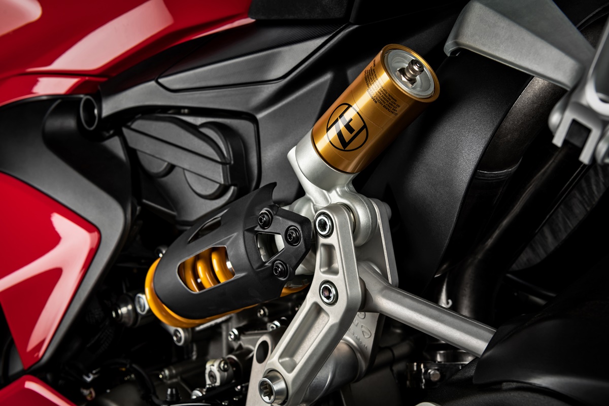 ducati_panigale_v2_studio_15_uc101472_mid