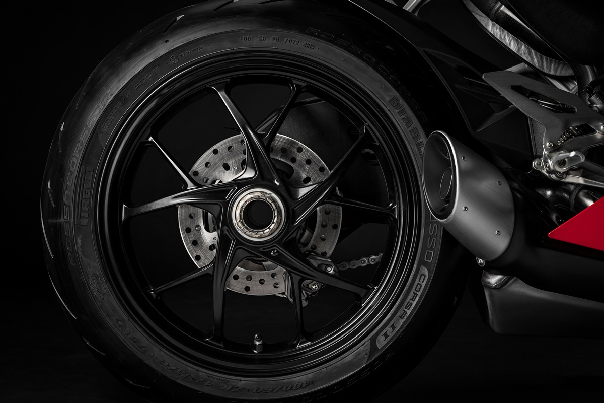 ducati_panigale_v2_studio_24_uc101452_mid