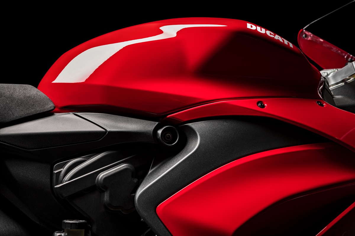 ducati_panigale_v2_studio_26_uc101454_mid