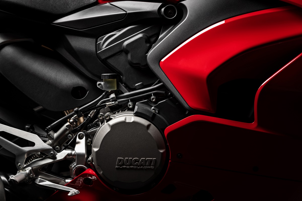 ducati_panigale_v2_studio_27_uc101455_mid
