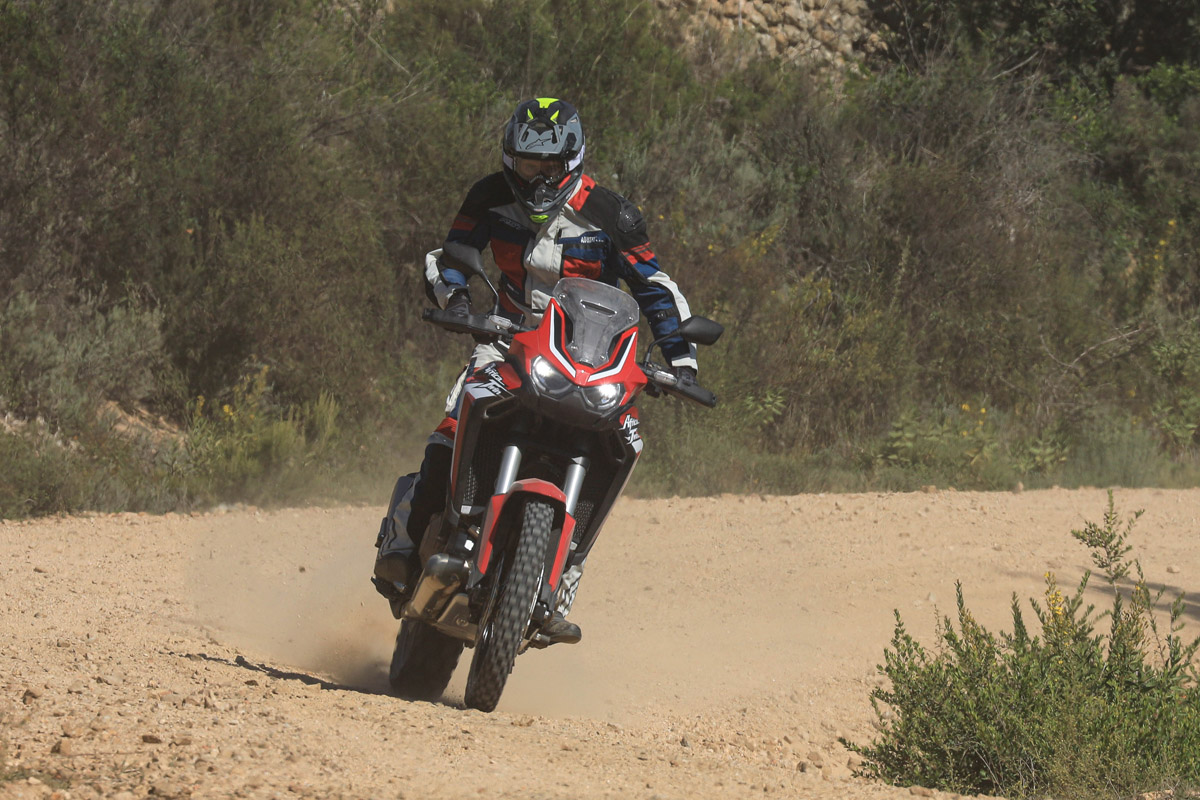 La Honda CRF1100L Africa Twin dispone de ABS en curva