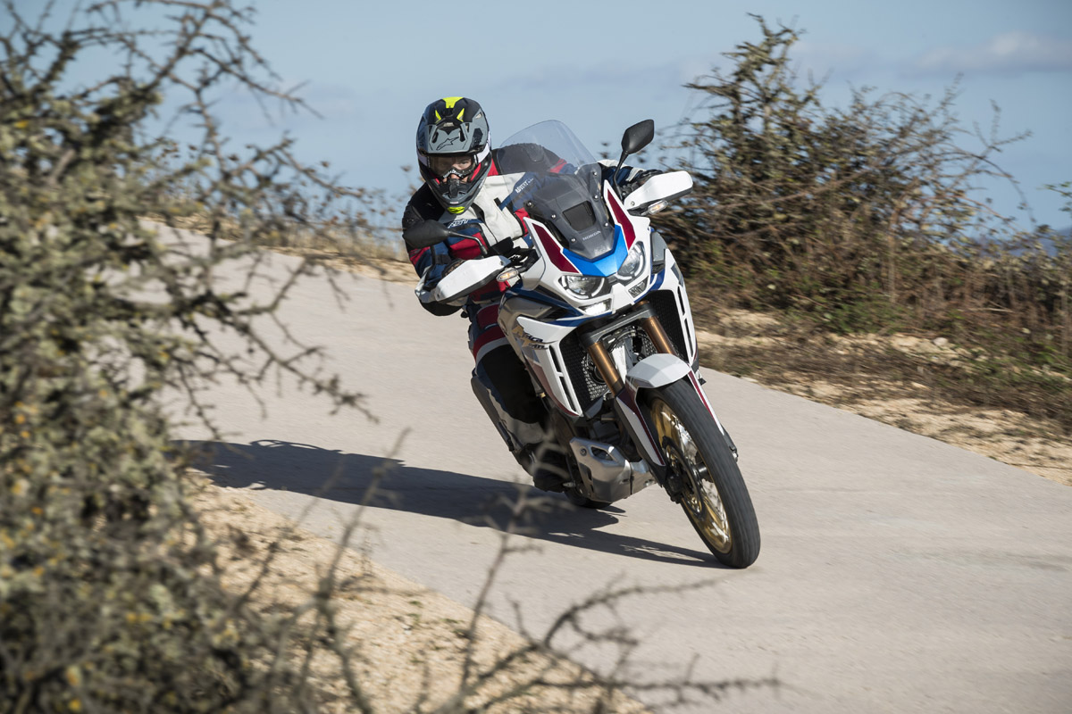 La Honda CRF1100L Africa Twin Adventure Sports monta cubremanos altos