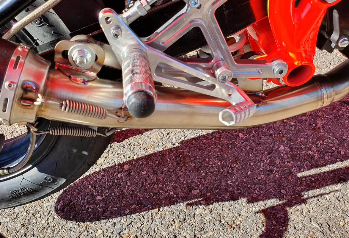 Prueba RAV 2020 detalle de la palanca de freno doblada