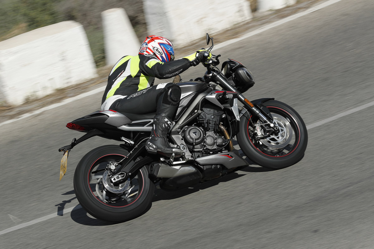 La Triumph Street Triple RS 2020 calza neumáticos Pirelli Diablo Supercorsa SP