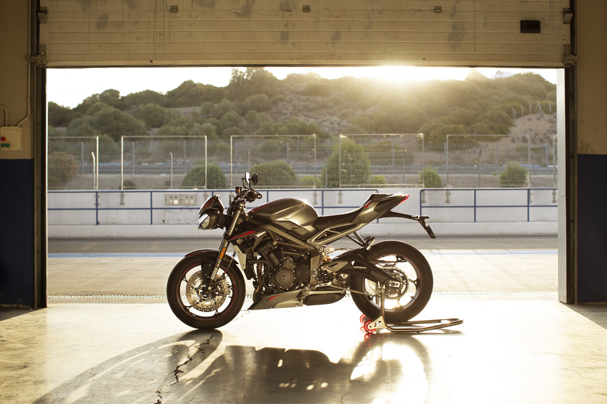 Triumph Street Triple RS 2020 en un box del Circuito de Cartagena