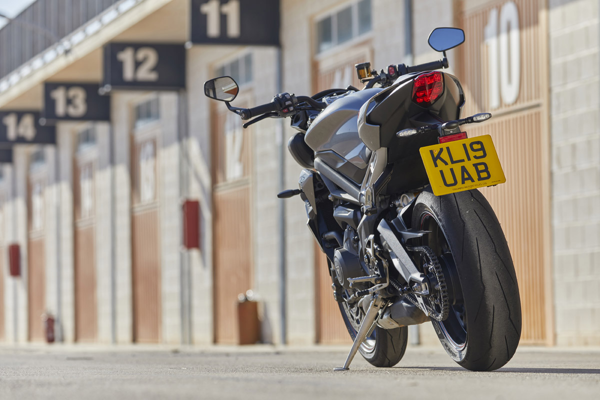 Colín ensanchado y anguloso para la Triumph Street Triple RS 2020