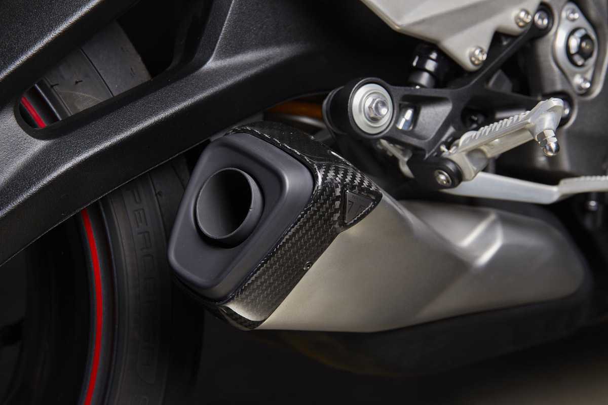 Escape de acero y carbono de nueva factura para la Triumph Street Triple RS 2020