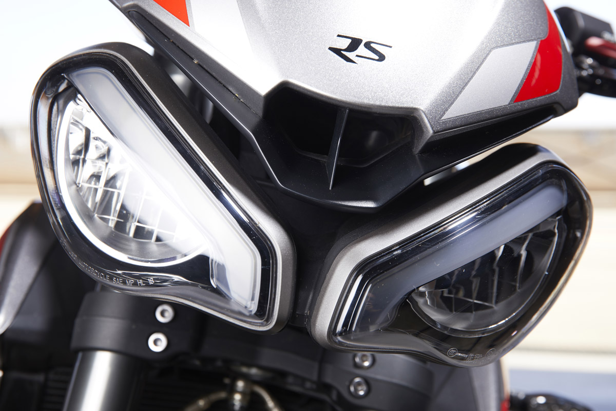 La nueva óptica frontal bifaro de la Triumph Street Triple RS 2020 es su rasgo estético más distintivo respecto a versiones precedentes