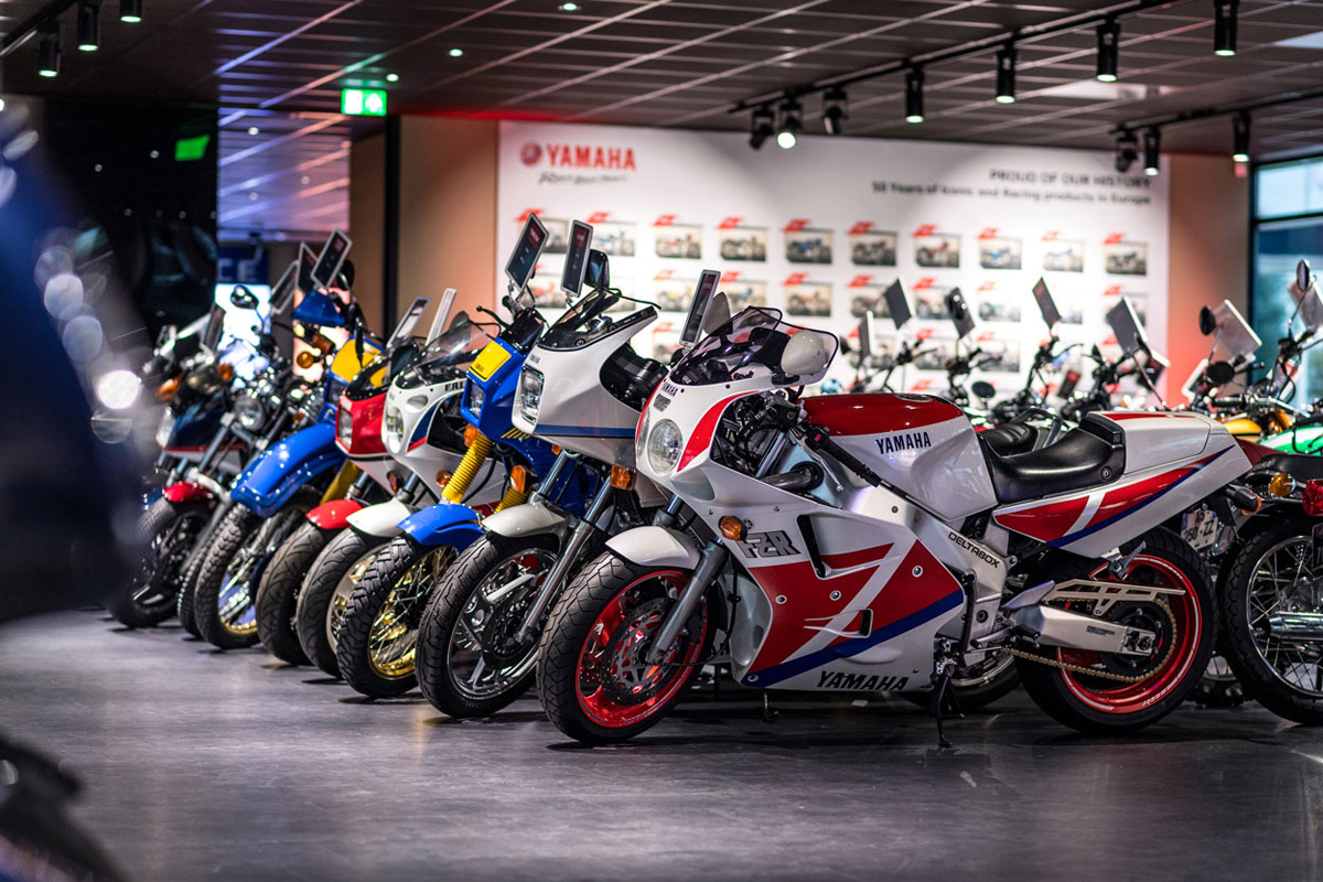 Colección de motos de calle clásicas en el Museo Yamaha de Amsterdam