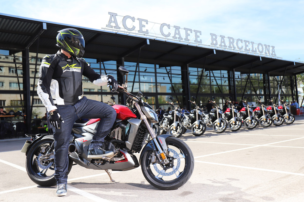 Con la Zontes V310 en el Ace Cafe BCN