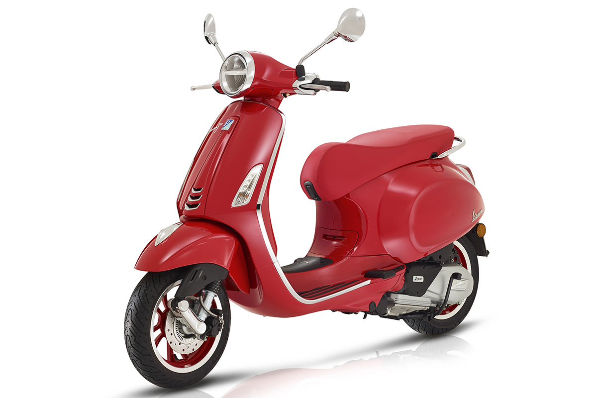 Nueva Vespa Primavera RED 2020 en toma de tres cuartos