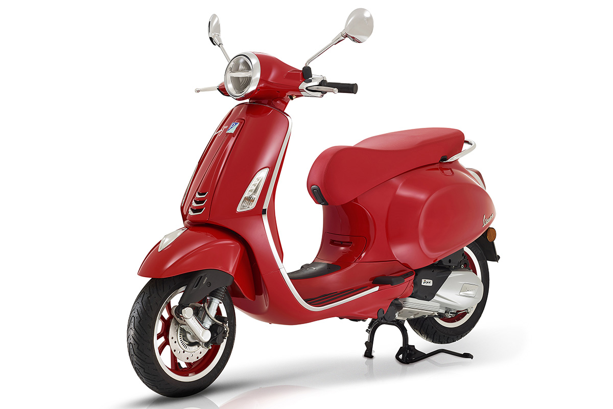 Nueva Vespa Primavera RED 2020 en toma de tres cuartos con caballete central