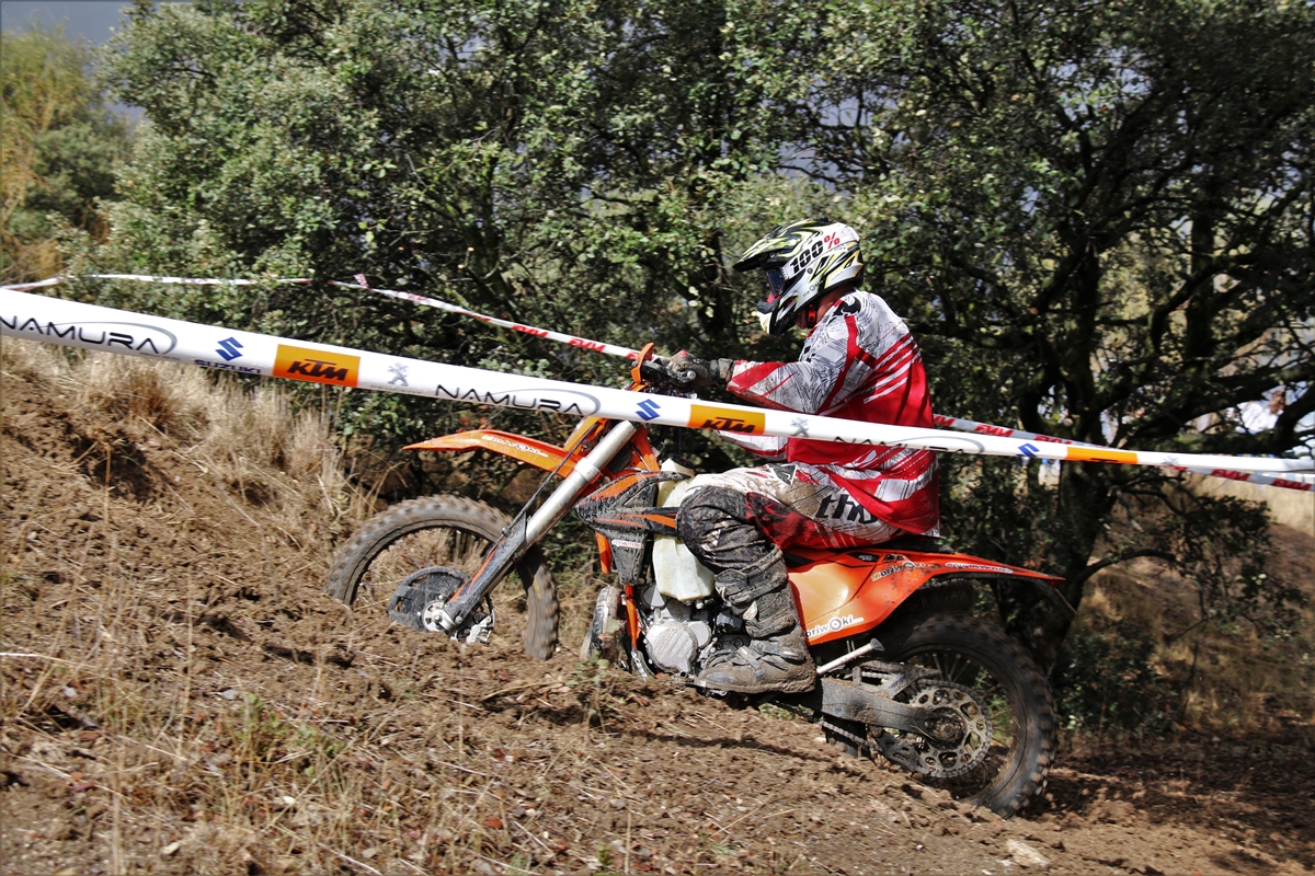 Así se vive un Cross Country. El Protagonista navegando entre la maleza serrana.