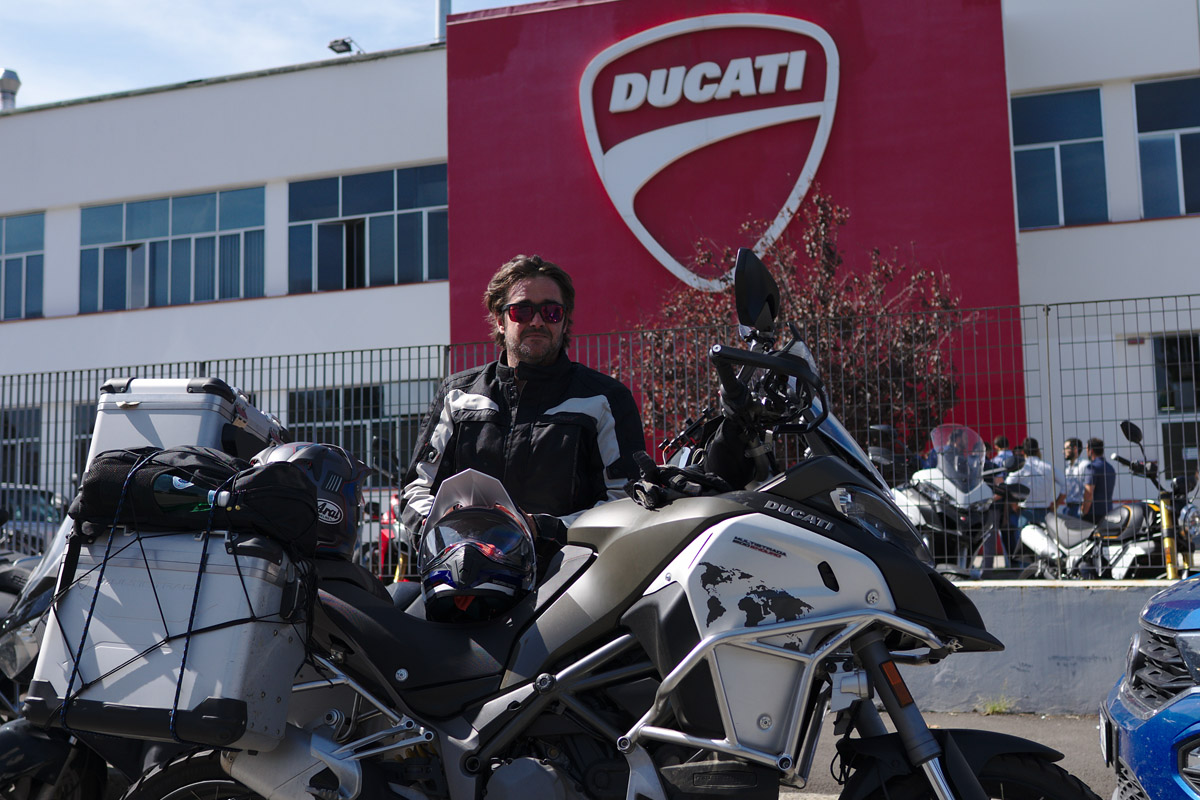 Junto a la fábrica de Ducati en Borgo Panigale con nuestra Multistrada 1260 Enduro