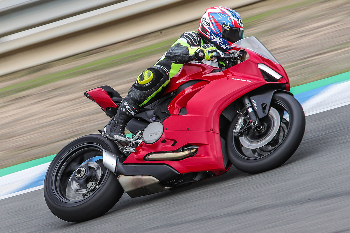 Ducati Panigale V2 "volando raso" en el Circuito de Jerez