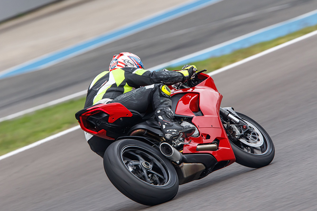 Control anti-caballito y control de freno motor se incluyen de serie en la Ducai Panigale V2