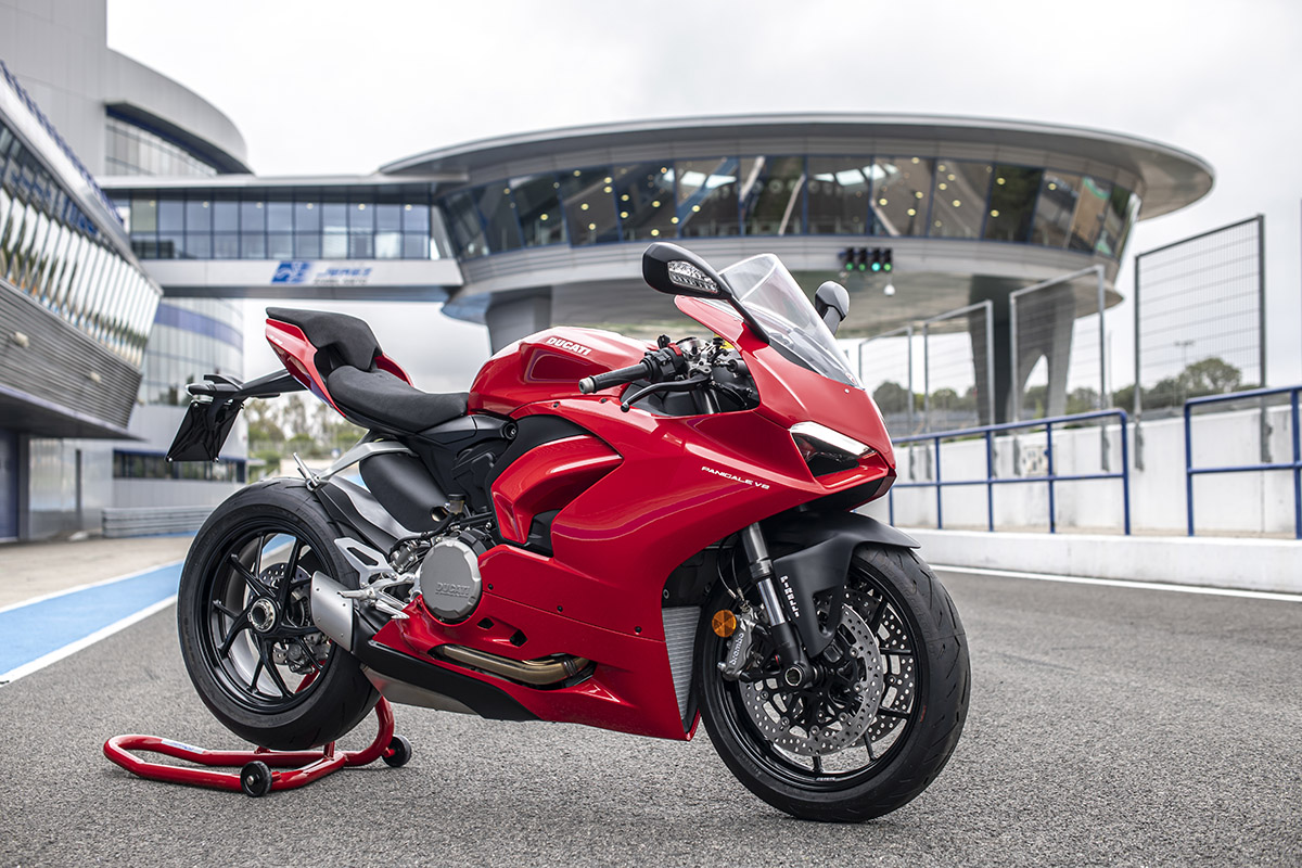 Ducati Panigale V2 frente al "platillo" del Circuito de Jerez