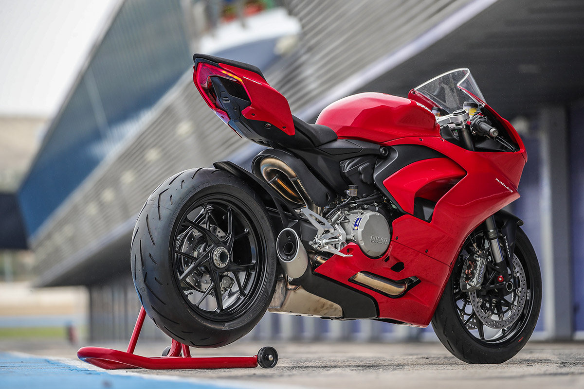 Basculante monobrazo y llantas de 5 palos en "Y" para la Ducati Panigale V2