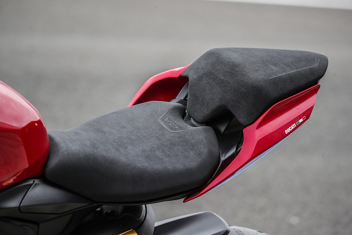 El asiento de la Ducati Panigale V2 es más cómodo y espacioso que el de la antigua 959
