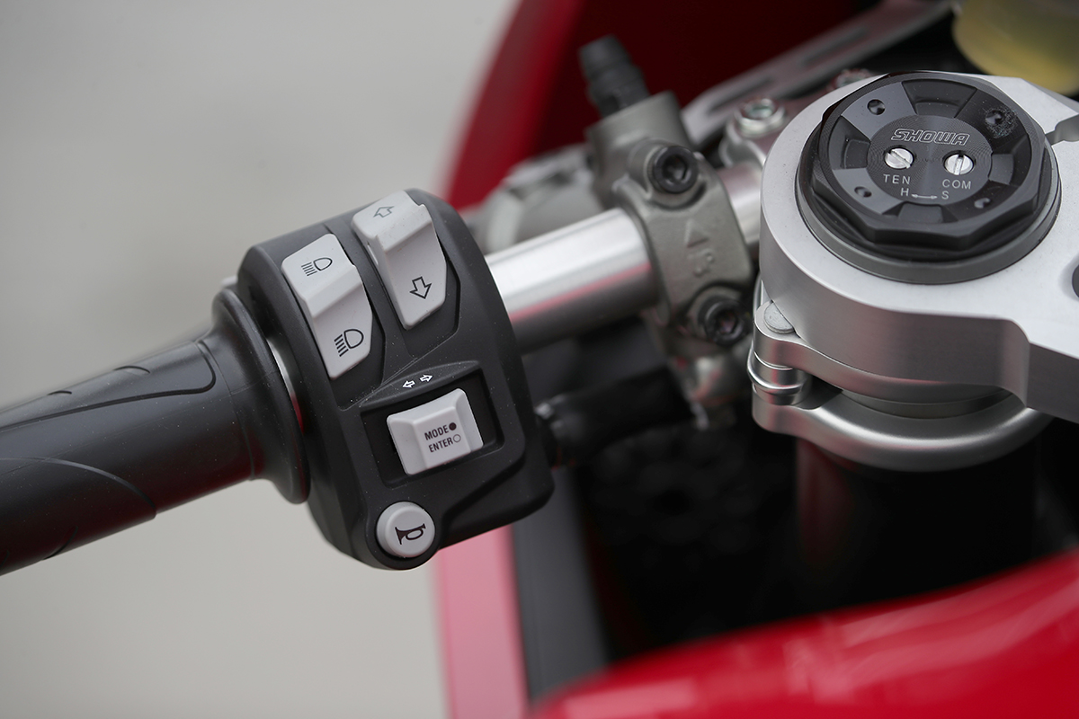 La configuración electrónica de la moto se realiza desde la piña izquierda